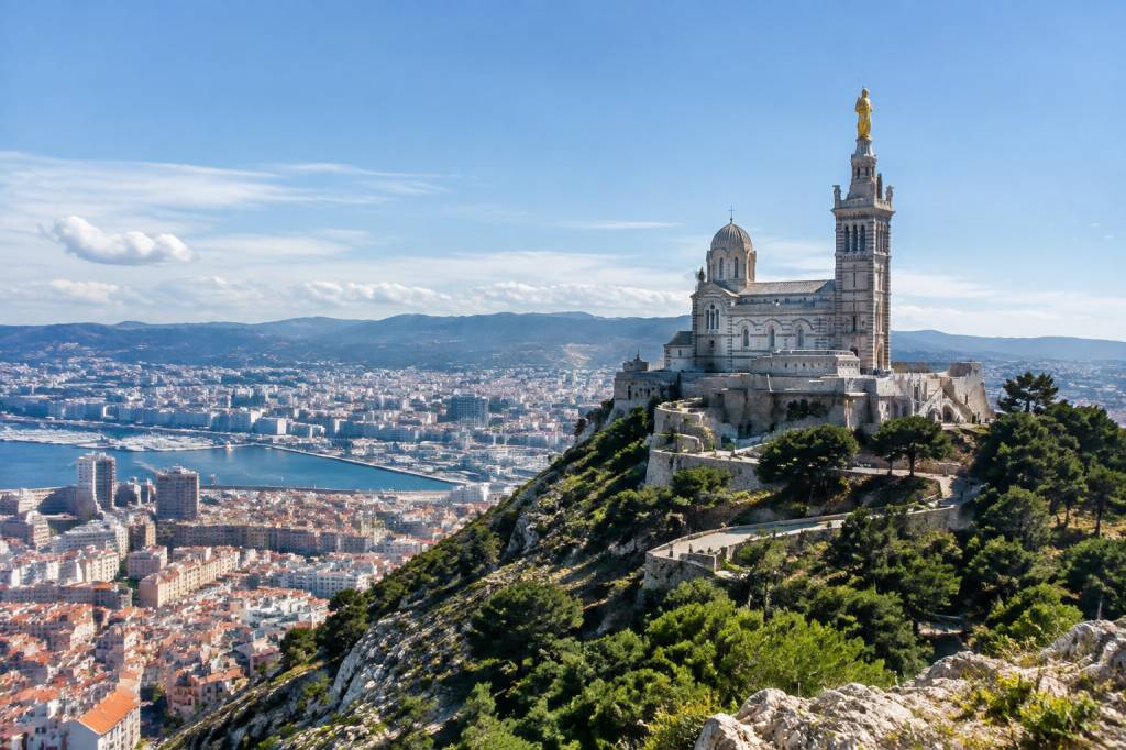 Notre-Dame de la Garde : horaires d'ouverture, accès à pied depuis le Vieux-Port et alternatives pour éviter la foule