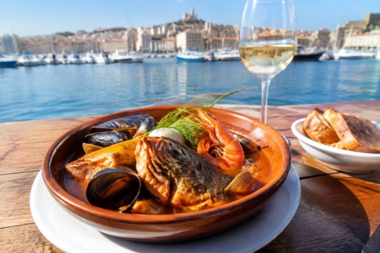 Où manger la vraie bouillabaisse à Marseille : la charte officielle, les prix pratiqués et les adresses qui la respectent