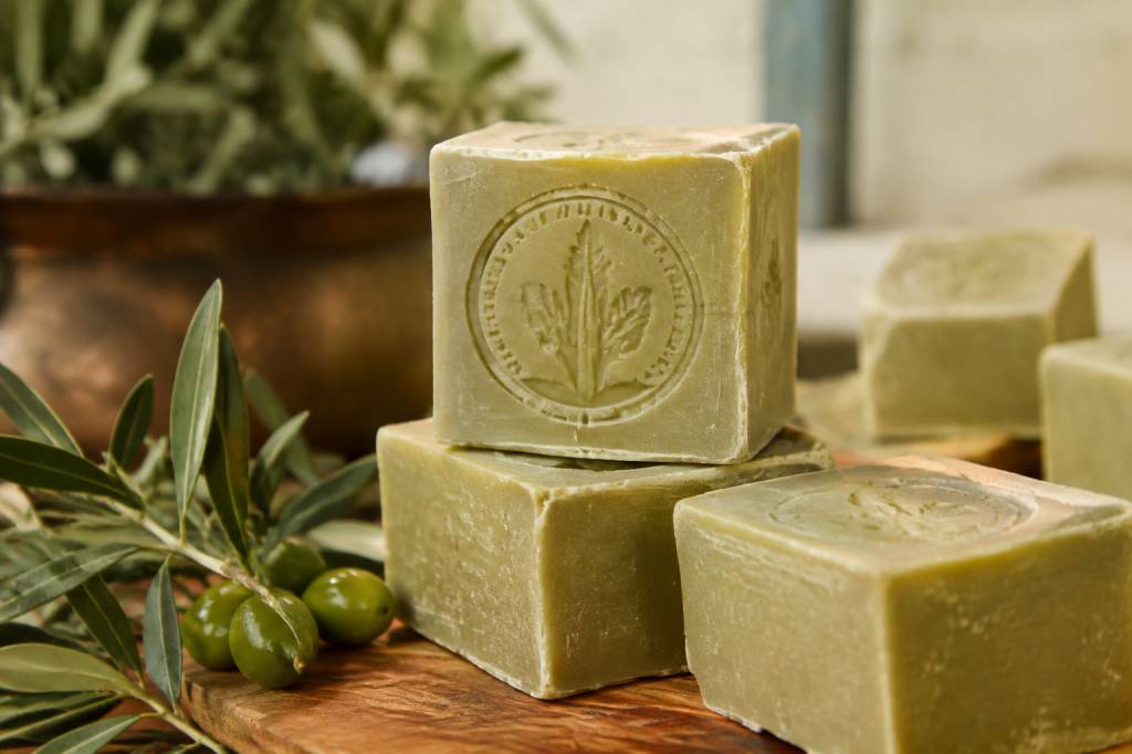 Savon de Marseille véritable : comment reconnaître un savon authentique fabriqué localement