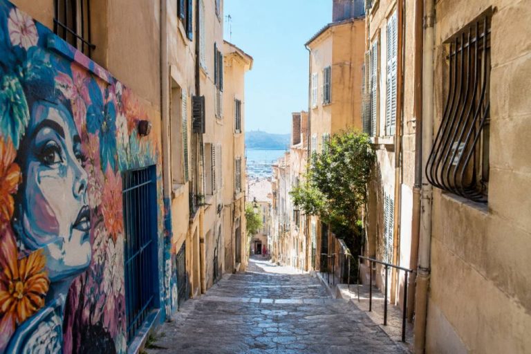 Le Panier : itinéraire à pied dans le plus vieux quartier de Marseille, entre traboules et street art